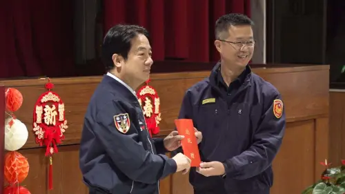 ▲賴清德下午赴台北市中正一分局慰勉，頒發加菜金。（圖／記者嚴俊強攝，2025.01.27）