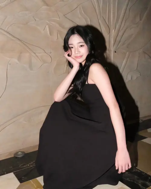 ▲許老三（如圖）和媽媽一起參加王偉忠女兒歸寧宴時，造型驚豔全場。（圖／許老三IG）