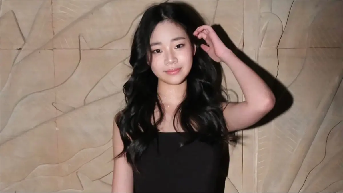 ▲去年（2024）才升上國一的許老三日前罕見曬出美照，以一身黑色洋裝的成熟打扮示人，散發出女人味，高顏值驚豔上萬網友：「不輸姊姊們。」（圖／許老三IG）