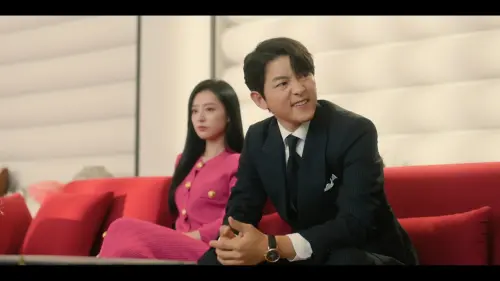 ▲宋仲基（右）去年還在《淚之女王》中，偷臭前妻。（圖／翻攝tvN）