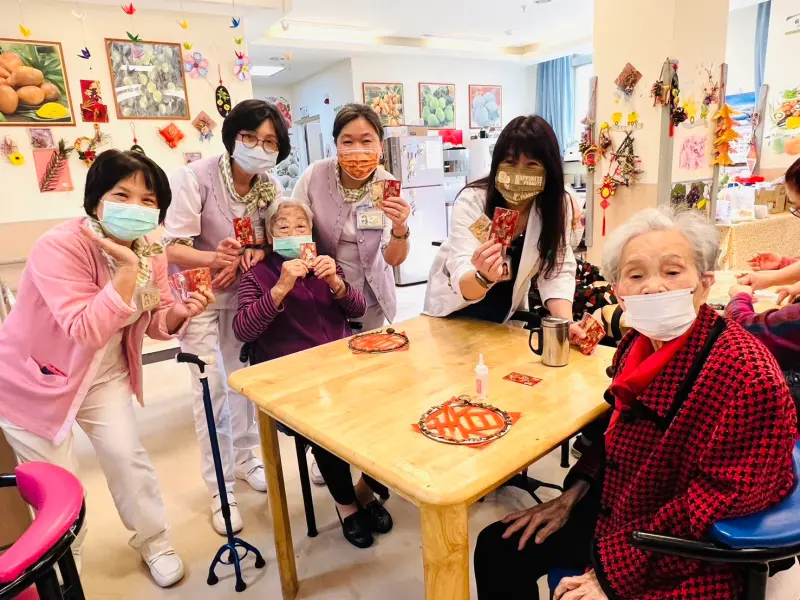 ▲小年夜，台中醫院發紅包備年菜，陪伴護理之家長輩喜迎小龍年。（圖／台中醫院提供）