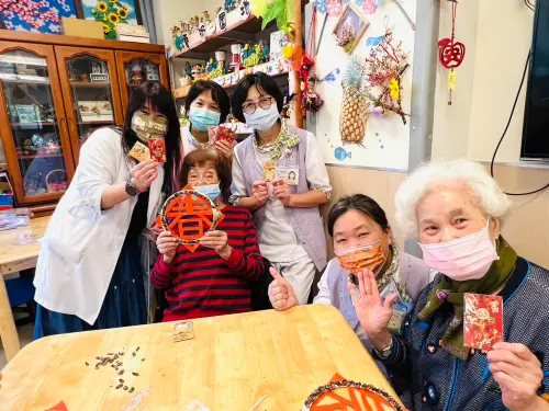 ▲小年夜，台中醫院發紅包備年菜， 陪伴護理之家家長輩喜迎小龍年。（圖／台中醫院提供）