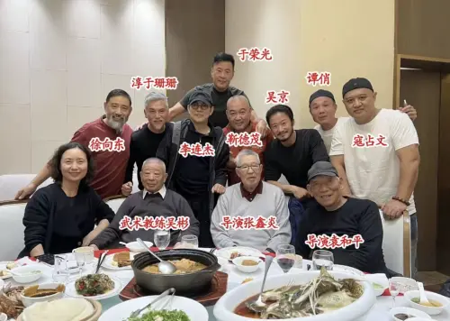 ▲李連杰(中排左三)、吳京(中排右三)和其他動作片的大咖餐敘,網友期待李連杰再次客串電影,與吳京合作。(圖/摘自微博) ▲李連杰(中排左三)、吳京(中排右三)和其他動作片的大咖餐敘,網友期待李連杰再次客串電影,與吳京合作。(圖/摘自微博)