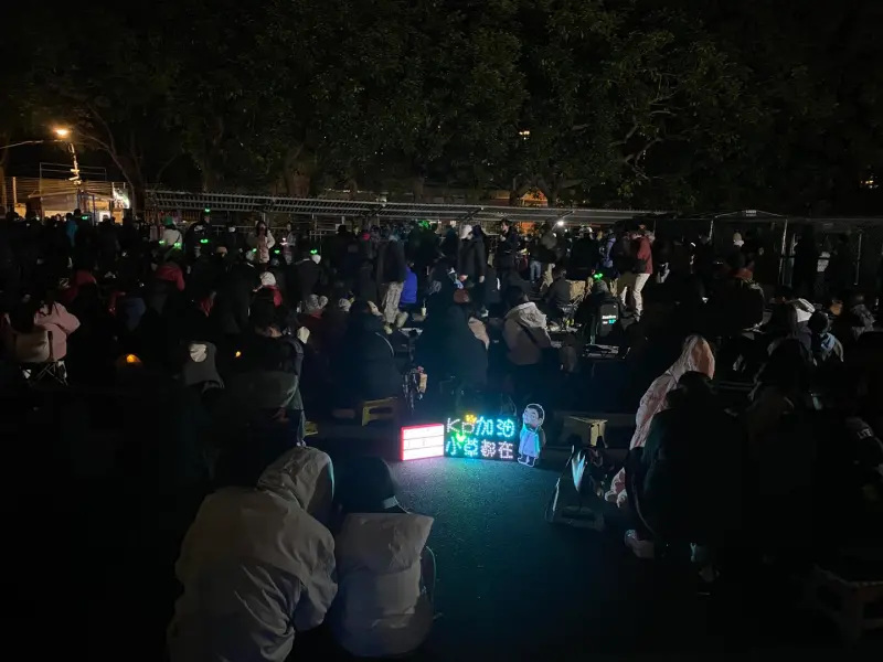 ▲寒流來襲，入夜後氣溫剩不到10度，但小草們無畏寒冷，在台北看守所外陪柯文哲過年。（圖／翻攝我家阿北啦粉專）