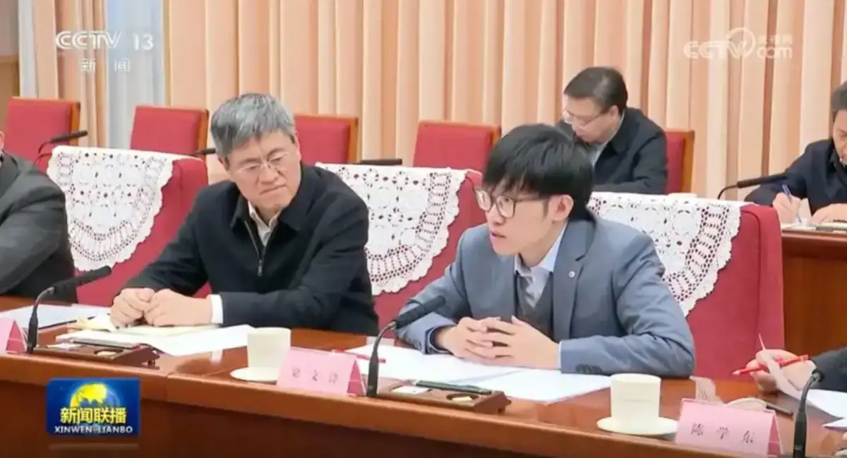 ▲中國AI新創公司DeepSeek（深度求索）創辦人梁文峰（右）。（圖／翻攝自央視）