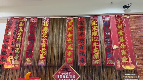 ▲現代春聯不只防水,背面也多會貼心標註上下聯、該貼左邊或右邊。(圖/記者黃韻文攝) ▲現代春聯不只防水,背面也多會貼心標註上下聯、該貼左邊或右邊。(圖/記者黃韻文攝)