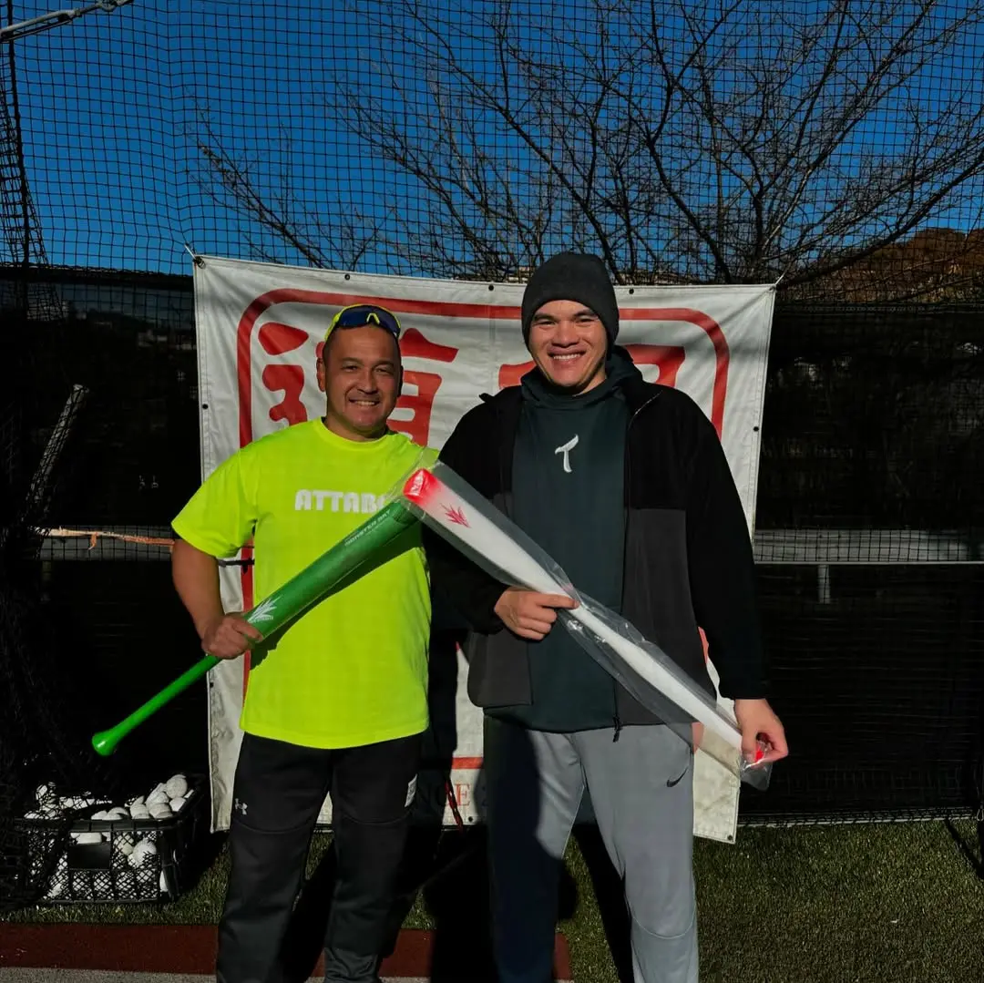 ▲日本野球塾「根鈴道場」創辦人根鈴雄次（左）在個人社群放上中信兄弟隊徽，宣布將在2月來台擔任中信兄弟客座打擊教練，台鋼雄鷹捕手張肇元（右）也曾前往取經。（圖／張肇元IG）