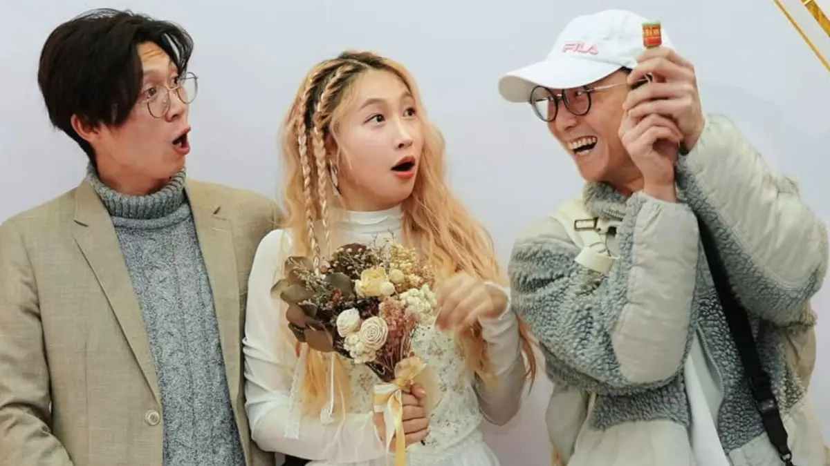 ▲黃云歆（中）曾經控訴被許傑輝性騷擾，她除夕這天宣布和未婚夫（左）結婚，掉淚的原因居然是因為浩子（右）。（圖／黃云歆臉書）