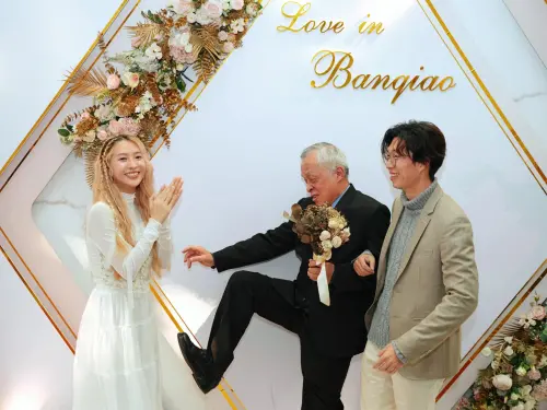 ▲黃云歆(左)和廣告導演(右)登記結婚,中為黃爸爸。(圖/黃云歆臉書) ▲黃云歆(左)和廣告導演(右)登記結婚,中為黃爸爸。(圖/黃云歆臉書)