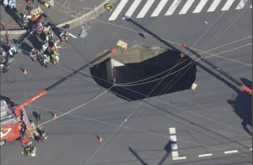 ▲日本埼玉縣一處交叉路口28日早上傳出道路坍陷事故，路口出現了巨大坑洞。（圖／翻攝自讀賣新聞）