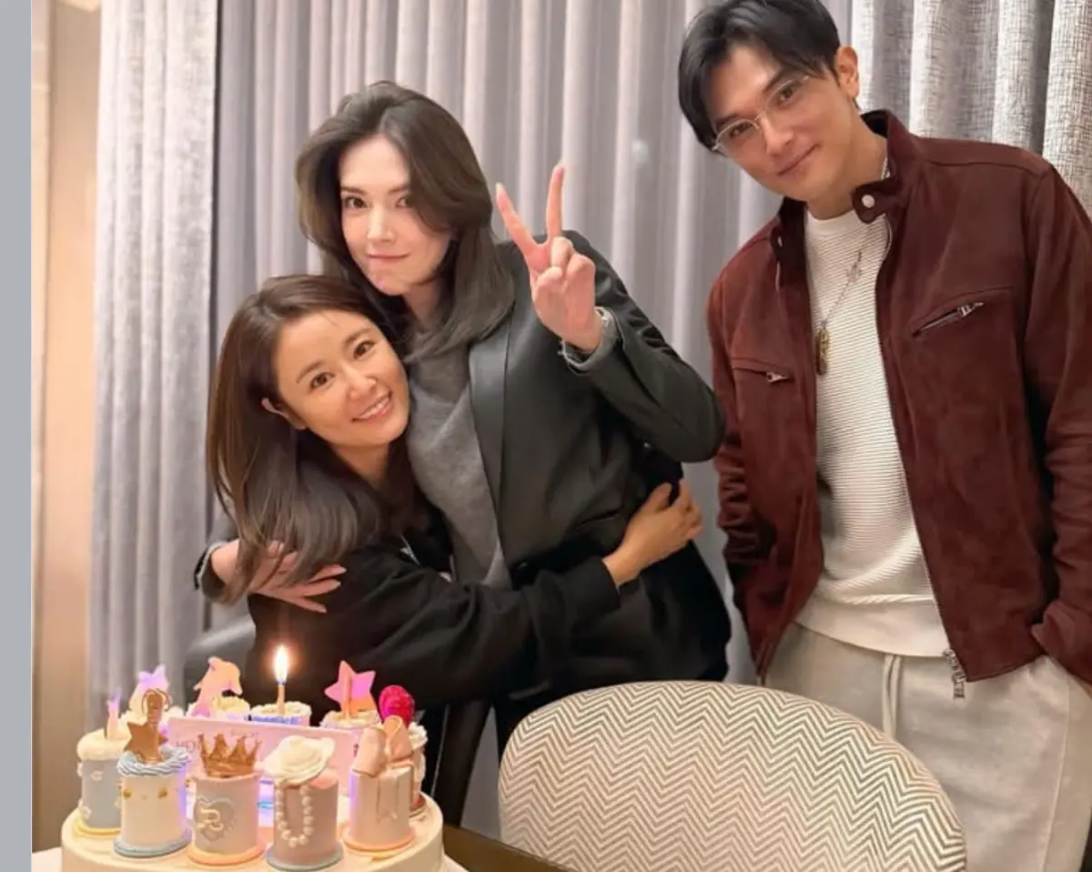 ▲林心如（左）49歲生日，許瑋甯（中）和邱澤一起為她慶祝，也是他們宣布結婚後難得公開合體，林心如的丈夫霍建華似因在中國拍戲未能返台參與。（圖／摘自林心如臉書）