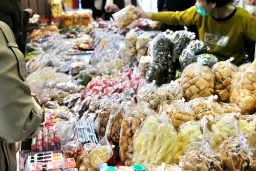 最難吃過年零食Top7！「像貓砂盆挖出、跟黏土一樣」　一款甜到爆
