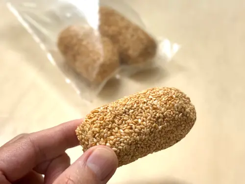 麻粩的「粩」取「老」的諧音,被視為好彩頭的象徵,象徵長壽。(圖/記者葉盛耀攝) ▲麻粩的「粩」取「老」的諧音,被視為好彩頭的象徵,象徵長壽。(圖/記者葉盛耀攝)