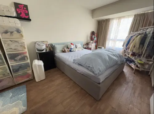 ▲高嘉瑜今日貼出臥房照，網友發現過去的泛黃枕頭不見了。（圖／翻攝自高嘉瑜臉書）