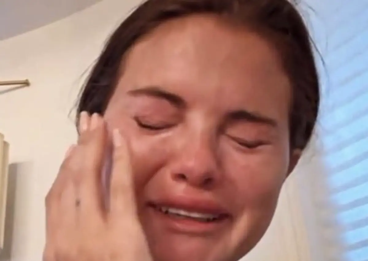 ▲席琳娜在社群網站上發布自己痛哭流涕的畫面，坦言對於和自己同血緣的墨西哥非法移民遭到攻擊、無法幫助，感到非常自責。稍後她卻因為被酸民嘲諷到不行，刪掉短片。（圖／摘自IG）