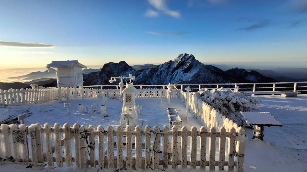 ▲海拔3858公尺的玉山氣象站，除夕清晨觀測到「零下14.5度」的氣溫，創下近10年來冬季最冷紀錄。（圖／玉山氣象站提供）