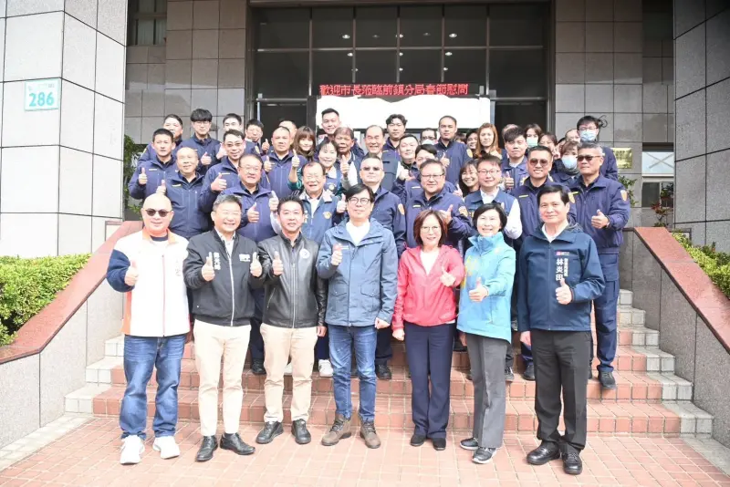 ▲高雄市長陳其邁前往警察局前鎮分局慰問年節治安維護工作基層同仁，肯定同仁付出，讓高雄成為一個安居樂業的城市。(圖／高市警察局提供)