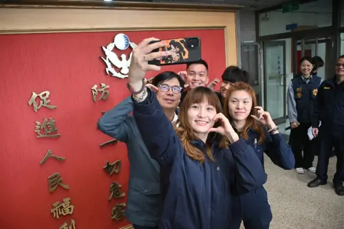 ▲高雄市長陳其邁與維護年節治安工作的員警玩自拍(圖/高市警察局提供) ▲高雄市長陳其邁與維護年節治安工作的員警玩自拍(圖/高市警察局提供)