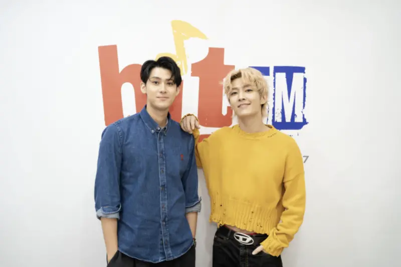 ▲李玉璽（左）和經紀公司老闆炎亞綸，一起主持Hit Fm除夕特別節目，提到藝人戀愛的話題，炎亞綸希望大家可以保持開放的態度給予祝福，反正也不知道能走到什麼時候。（圖／Hit Fm聯播網提供）