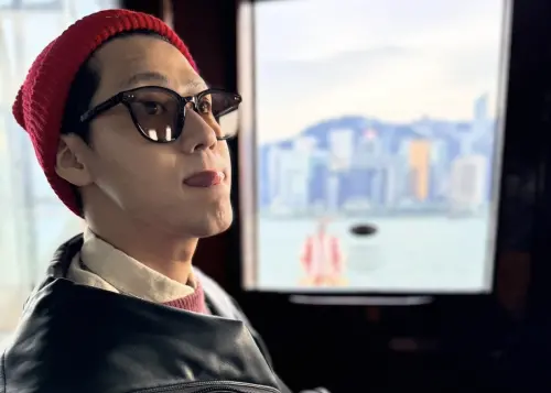 ▲李玉璽身旁窗外的風景,被網友認出是香港為多利亞港,推測他和許允樂一起到香港旅遊,他稍後才認了彼此交往中。(圖/摘自IG) ▲李玉璽身旁窗外的風景,被網友認出是香港為多利亞港,推測他和許允樂一起到香港旅遊,他稍後才認了彼此交往中。(圖/摘自IG)