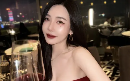 ▲許允樂開年被發現與李玉璽疑似同遊香港,兩人後來都承認了戀情,是今年度的名人感情熱門話題。(圖/摘自IG) ▲許允樂開年被發現與李玉璽疑似同遊香港,兩人後來都承認了戀情,是今年度的名人感情熱門話題。(圖/摘自IG)