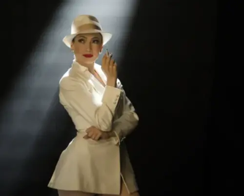 ▲珍妮佛羅培茲認為演出《蜘蛛女之吻》讓她小時候的願望實現，片中她的扮相也相搶眼。（圖／摘自YouTube）