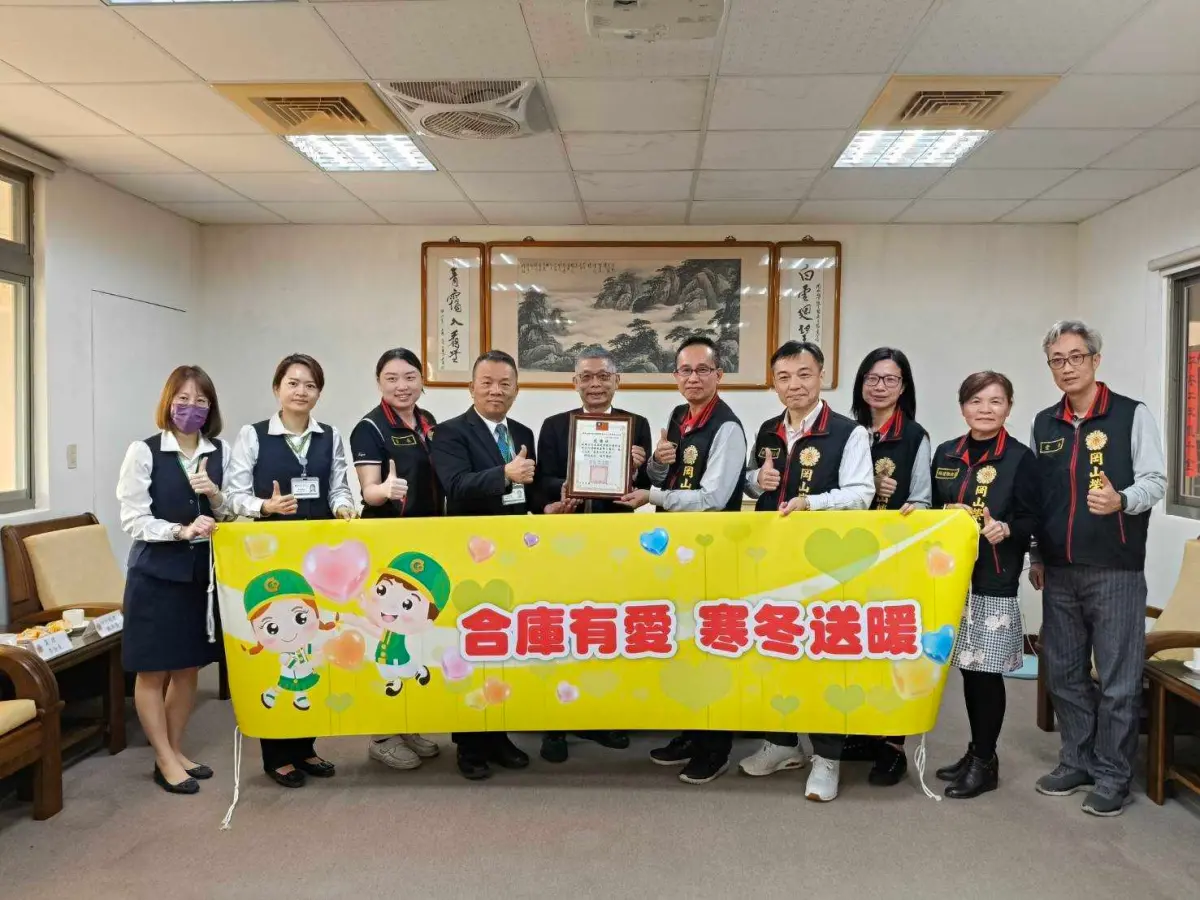 ▲合庫南區區域中心協理賴榮堂一行赴岡山榮家關懷住民長輩生活近況，岡榮由李文國家主任、副主任劉凡融及組室主管陪同接待。(圖／岡山榮家提供)