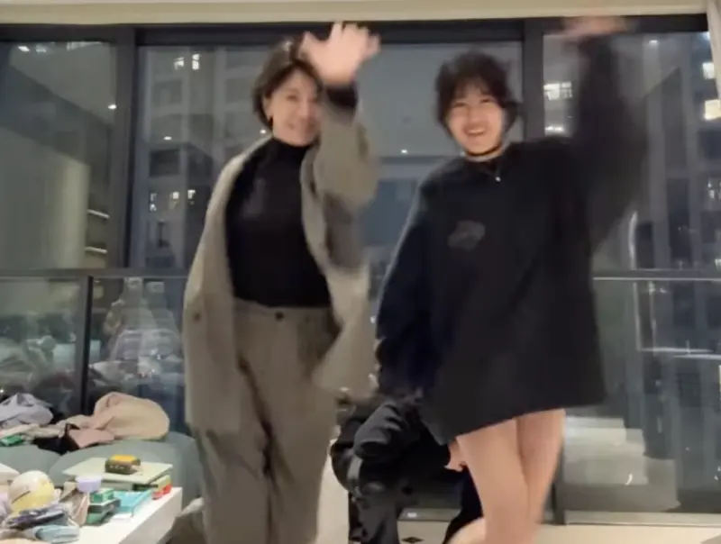 ▲梧桐妹（右）和媽媽賈靜雯一起熱舞，兩人的服裝風格呈現很明顯的不同，梧桐妹「下半身失蹤」秀出長腿，賈靜雯則是把自己包得緊緊，走帥氣的路線。（圖／摘自IG）