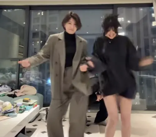 ▲賈靜雯（左）和女兒梧桐妹一起舞動，梧桐妹的修長美腿引起網友討論，全家人都被稱讚超可愛。（圖／摘自IG）