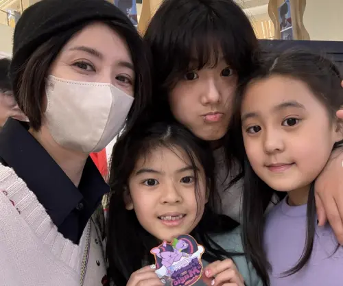 ▲梧桐妹（後排中）早先發布的「小確幸」圖文，只見她和媽媽賈靜雯（後排左）與兩個妹妹合照，唯獨不見繼父修杰楷。（圖／摘自IG）