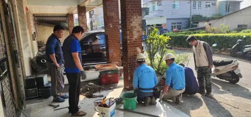 ▲除了協助楠西災戶打除危險構造及清運,南市府也動員做工行善團修復水電管路設施,服務災民修復管路348處。(圖/南市府提供) ▲除了協助楠西災戶打除危險構造及清運,南市府也動員做工行善團修復水電管路設施,服務災民修復管路348處。(圖/南市府提供)