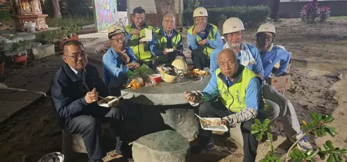 ▲節假期期間,水電行的工作訂單多,熱血的志工大叔們願意第一時間衝到災區投入修繕工作,「捨小家為大家」令人感佩。(圖/南市府提供) ▲節假期期間,水電行的工作訂單多,熱血的志工大叔們願意第一時間衝到災區投入修繕工作,「捨小家為大家」令人感佩。(圖/南市府提供)