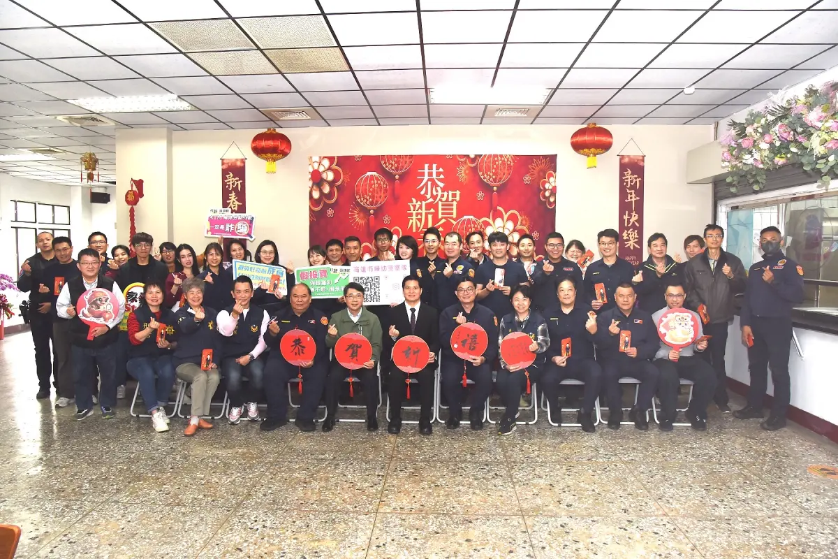▲高雄市警察局長林炎田春節連續假期馬不停提前往轄區各分局向執勤同仁發送以局長之Q版人物圖拜年紅包讓同仁留存紀念。(圖／高市警局提供)