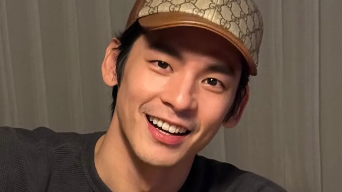 ▲林柏宏歡慶37歲生日，衣著簡約、切蛋糕的照片被形容「帥的太震撼」。（圖／林柏宏臉書）