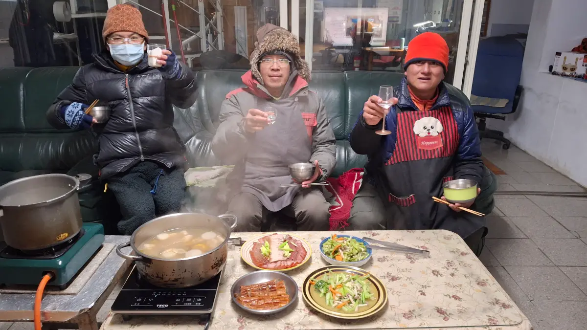 ▲海拔3858公尺的玉山氣象站，室外溫度只有零下10度左右，駐守在山上的觀測員也要頂著低溫，度過每年的除夕夜。（圖／玉山氣象站提供）