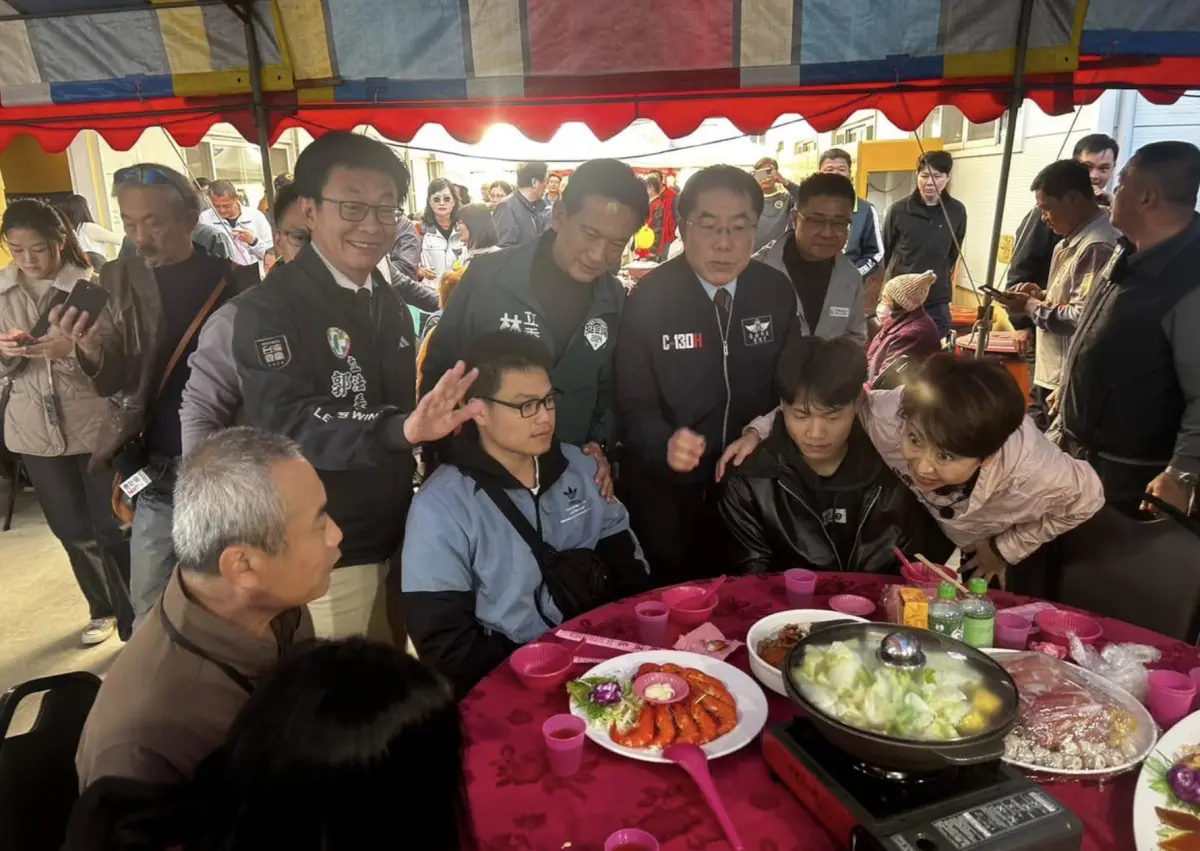 ▲地震重創台南楠西，今日包括市長黃偉哲、立委林俊憲、郭國文與陳亭妃特別與災民一同圍爐送暖，期盼能夠早日回歸正常生活。（圖／翻攝自郭國文臉書）