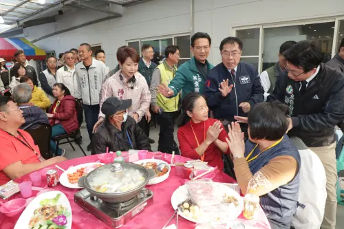 除夕圍爐慰問災民　黃偉哲感謝各界暖心協助災民重建家園
