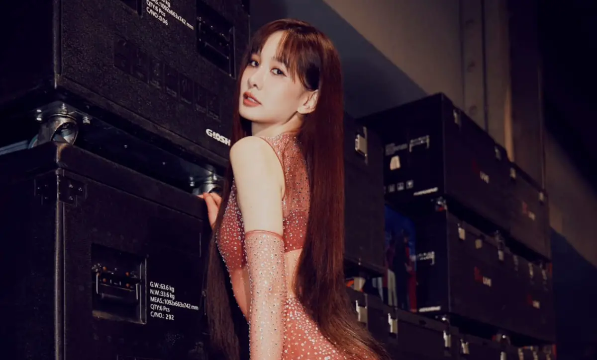 ▲安心亞穿「火辣透視裝」跟粉絲拜年，除夕夜播出的《紅白藝能大賞》她將帶來精采表演，完美曲線吸萬人朝聖。（圖／安心亞臉書）