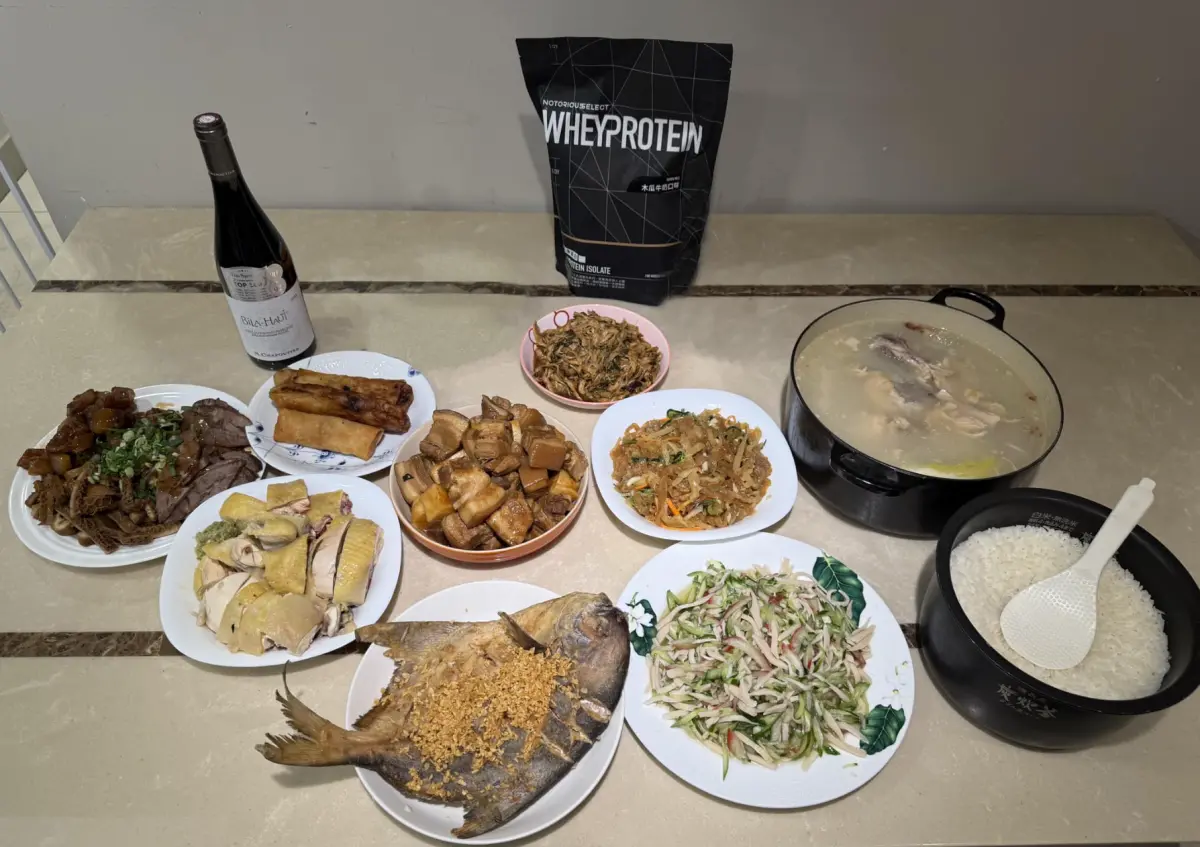 ▲民眾黨分享代理主席黃國昌豐盛年夜飯，眼尖網友發現桌上擺著一包館長的乳清蛋白。（圖／翻攝自民眾黨臉書）