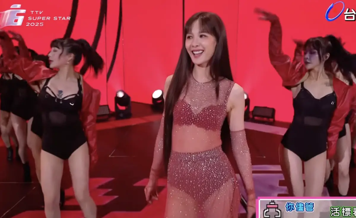 ▲安心亞除夕夜登上《2025超級巨星紅白藝能大賞》，穿著透視裝相當有誠意，也讓人發現她似乎又瘦了，臉頰幾乎沒肉。（圖／翻攝自YouTube 超級巨星紅白藝能大賞）