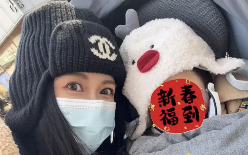 ▲愷樂今（28）日除夕夜，罕見在社群上曬出和1歲兒子的合照，更開心大喊：「新年快樂。」（圖／IG butterfly092288）