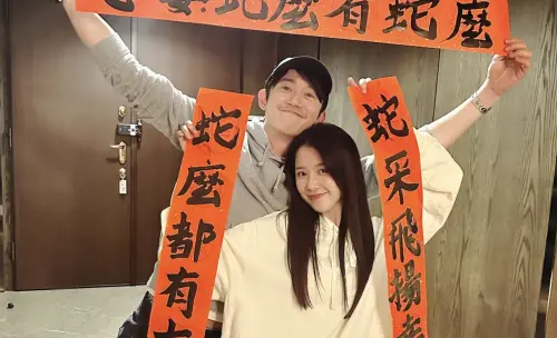 ▲邵雨薇（前）和吳慷仁在除夕夜放閃，兩人一起寫春聯，邵雨薇虧吳慷仁的字跡依舊狂野。（圖／翻攝自邵雨薇IG）