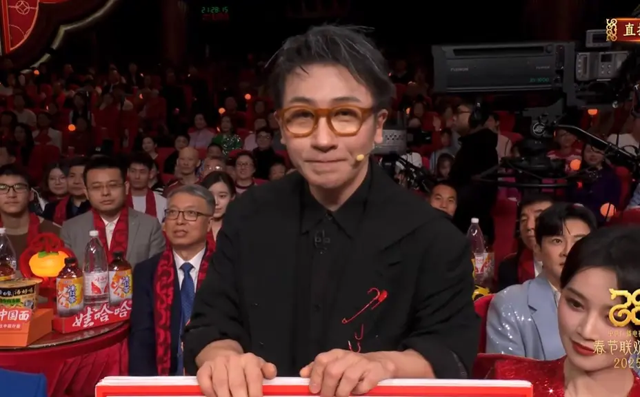 ▲劉謙（中）抗癌成功後，今年第7度登央視春晚表演，他透過魔術在舞台上「真變出蛇」，怎料畫面曝光後，竟被網友無情吐槽不夠看。（圖／央視微博）