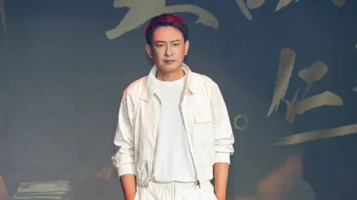 ▲王識賢曾在《角頭：大橋頭》中飾演「仁哥」，如今登上尾牙開唱。（圖／角頭文創 臉書）