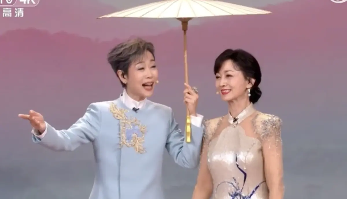 ▲趙雅芝（右）和葉童（左）登上央視春晚，讓許多粉絲夢回1992年《新白娘子傳奇》的白素貞與許仙。（圖／翻攝自微博）