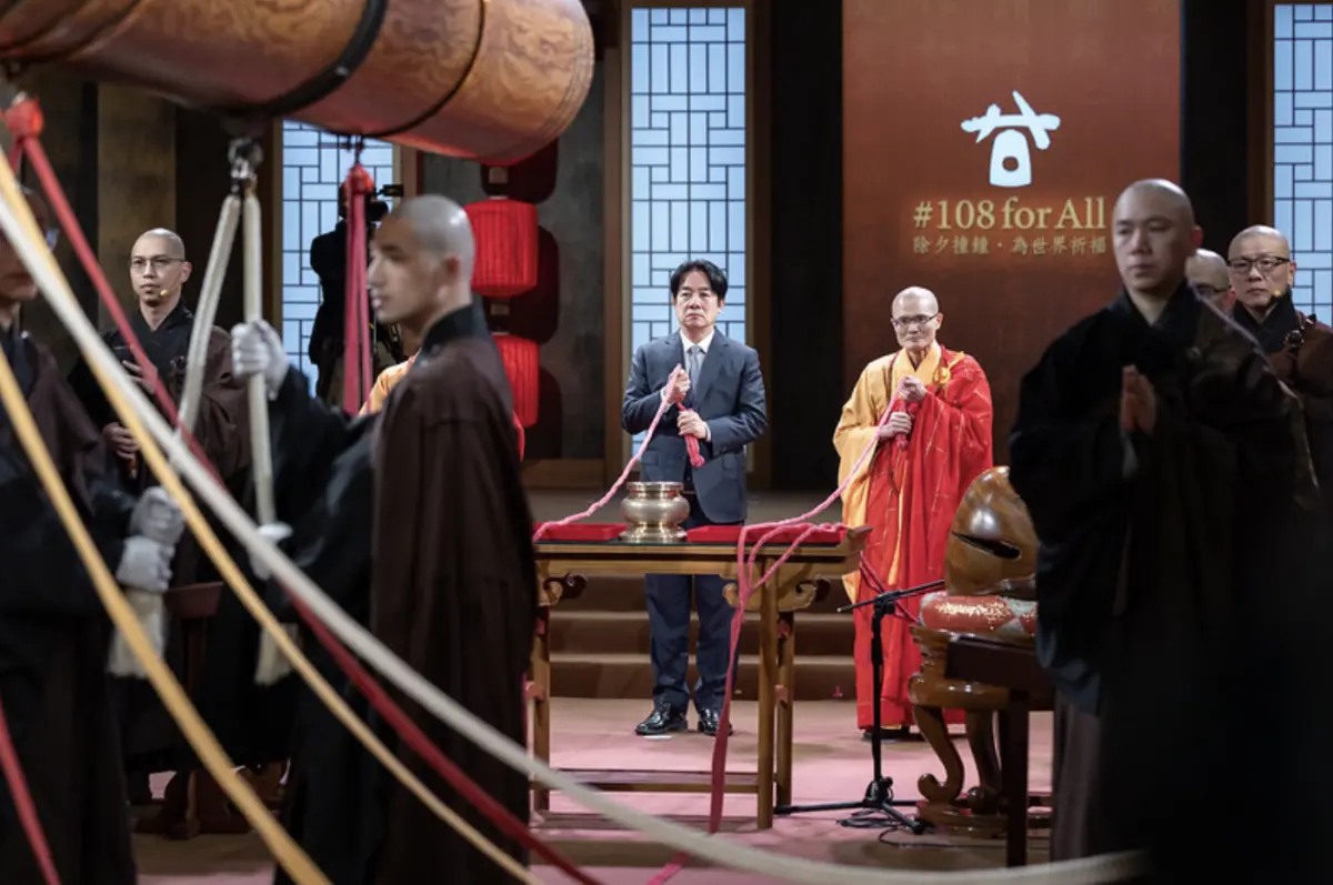 ▲賴清德於除夕夜晚間出席法鼓山除夕撞鐘，期盼只要社會團結一心，國家必能乘風破浪，勇往前進。（圖／總統府提供）
