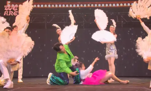 ▲56歲王彩樺《WE ARE》除夕表演「重摔倒地」！痛苦猙獰表情全被拍（圖／中華文化總會YouTube） 