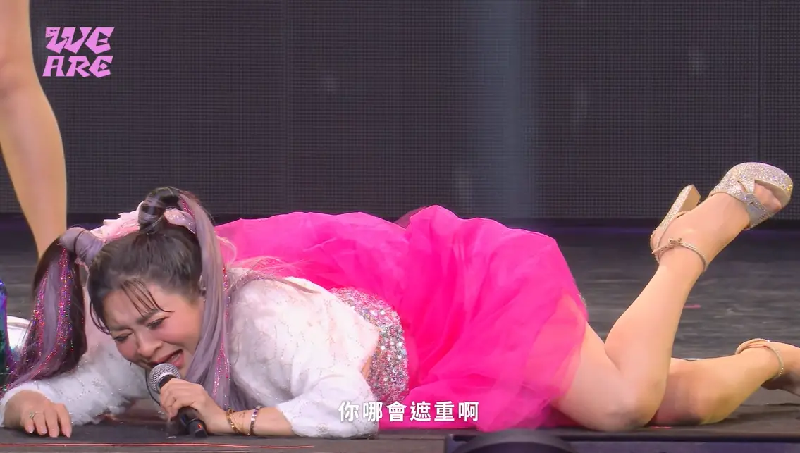 ▲56歲王彩樺（如圖）在除夕特別節目《WE ARE》表演時重摔倒地，痛苦、猙獰的表情全被拍，但實際上，這疑似為王彩樺與邵大倫安排好的橋段。（圖／中華文化總會YouTube） 