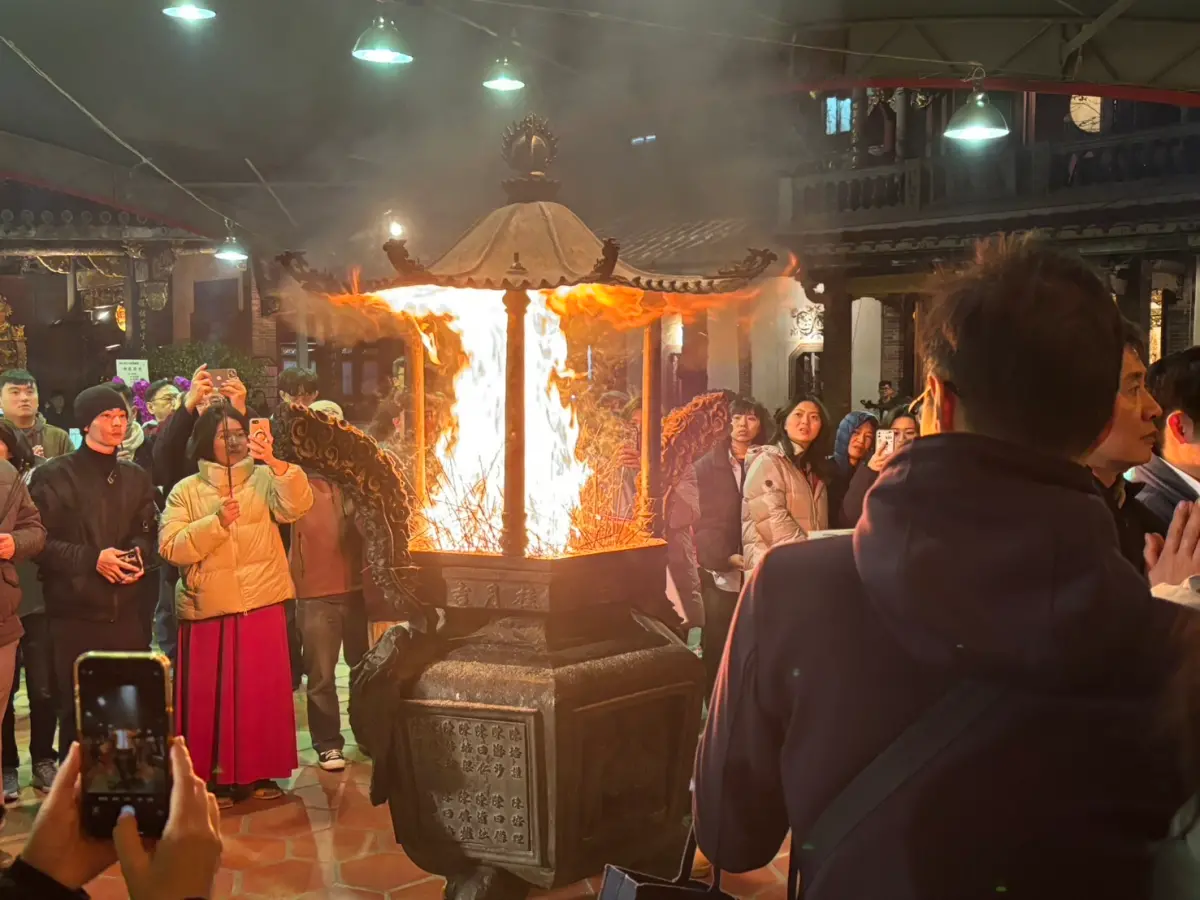 ▲台北市「大龍峒保安宮」在大年初一子時抽出台灣蛇年的「國運籤」，香爐隨後發爐。初一不能洗澡嗎？命理師公布正確答案。（圖／記者張志浩攝）