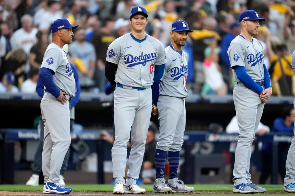 ▲大谷翔平（左二）轉隊道奇最大動機，就是想跟優秀選手一起打拼結果不僅在第1年就順利奪冠，道奇還組成堪稱史上最豪華的陣容來力拼衛冕。（圖／美聯社／達志影像）